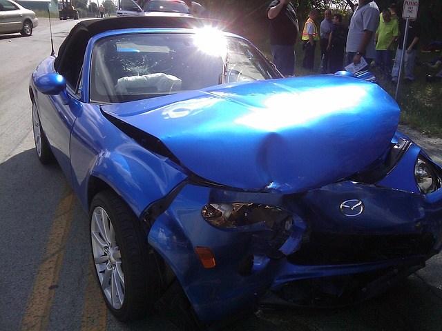 auto blu dopo un incidente