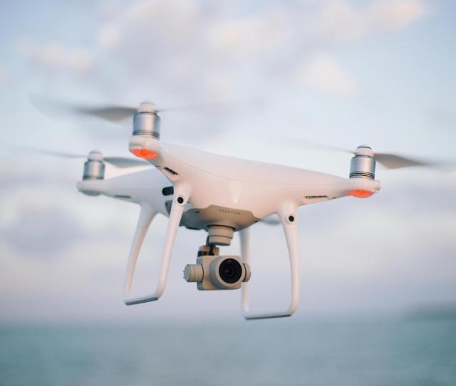 drone bianco con fotocamera